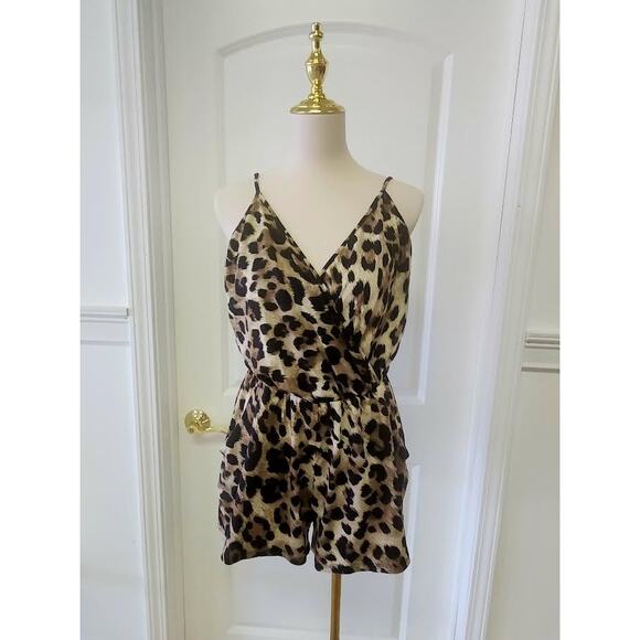 Leopard Romper With Pockets - Picture 2 of 4